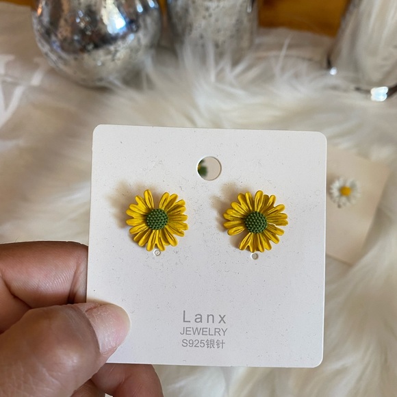 Lanx Jewelry Bundle of 3 Pairs Daisy Studs - Picture 3 of 4